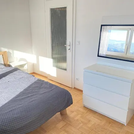 Gemuetliche Mit Berg- Und Waldblick