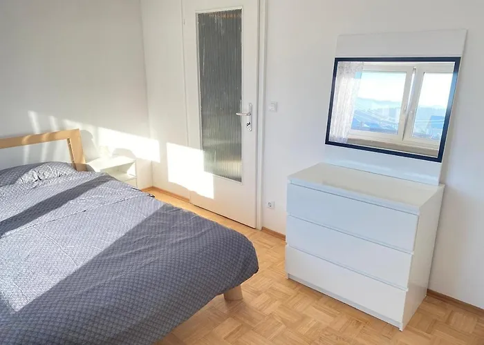 Gemuetliche Mit Berg- Und Waldblick